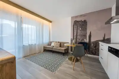 Image de Appartement \"goldfinger unique Apartment\" avec vue montagne, jardin et piscine