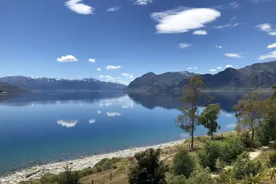 Lake Hawea Lakefront Cabin