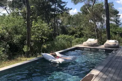 Magnifique maison d'architecte dans les pins avec vue sur le Pic sur Loup