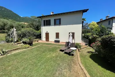 Image de Villa La Bolvedrina: private garden with Bbq, 100 meters from the Lake.