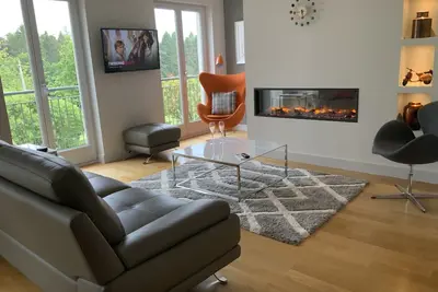 Image de Luxury home | Heart of town | Parking | Juliet balconies overlooking park