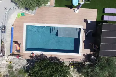 Image de Appartement indépendant, calme, en colline avec piscine