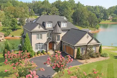 Image de Lakefront Exclusive French Tudor Castle. 8400 sf. Nicest property on Sml!