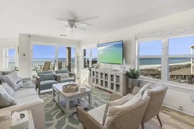 Image de Beautiful Updated Beachfront Condo, 2 x Beach Setups Incl & Private Beach Access