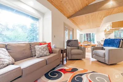 Image de Amazing cabin close to lifts, brewery, dining, hiking and biking.