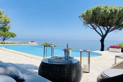 Image de Villa avec vue mer exceptionnelle, piscine à débordement, accès privé à la mer.