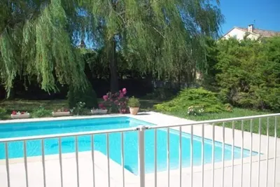 Image de Piscine privée avec jardin