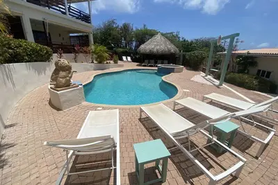 Image de vakantie appartement curacao jan Thiel. zwembad en prachtig uitzicht