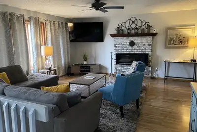 Image de Beautiful Bi-level. Game room with pool table, 5 UHDTVs, WiFi. Central heat/air.
