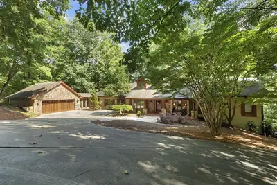 Image de Lakefront Lodge with Dock - 7 Private Sleeping Areas and Huge Treehouse Deck