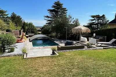 Image de Maison familiale proche Versailles avec piscine chauffée