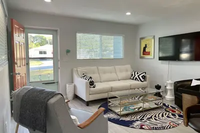 Image de Mid Century home close to beaches and downtown Dunedin. 1 block from the Trail.