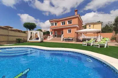 Stunning all year-round beach house (5 min to beach)