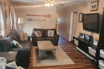 Image de Sunset cottage complete w/large deck, fire pit and mins away from public beach