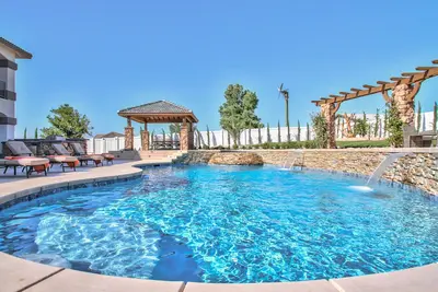 Image de Stunning Wine Country Estate  with Views