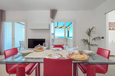 Image de Appartement de vacances moderne 7 dans la Villa Marconi avec vue sur la mer et terrasse privée.