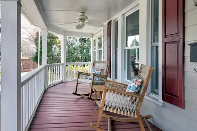 Image de Charming 1930 Bungalow Home in Downtown Cary!