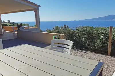 Image de T3 de 68 m2 à Porticcio. Terrasse couverte 20 m2, jardinet 50 m2. Plage à pied.