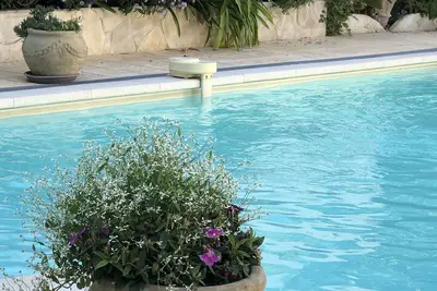 Image de Quiet, contemporary villa with large terrace at the foot of the hills.