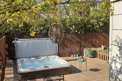 Image de Maison avec jardin équipée d'un jacuzzi et terrasse dans village médiéval classé