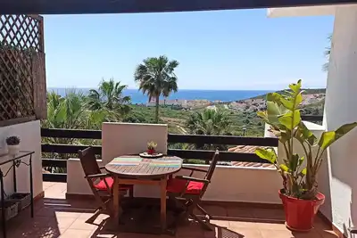 Image de Bel appartement près d'Estepona avec terrasse et vue sur la mer