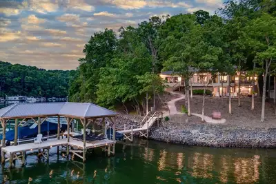 Image de Luxury Secluded Lake Home King Beach Views Dock