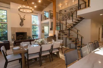 Image de Beautiful new home near ski lifts in Warm Springs