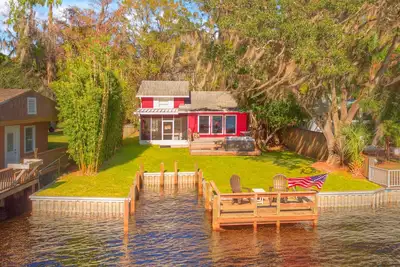 Image de River house with 2 boat docks