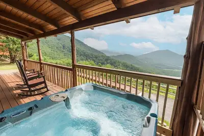 Image de Awestruck} Vues parfaites sur les montagnes \\ Bain à remous \\ Cheminée \\ Accès à la piscine