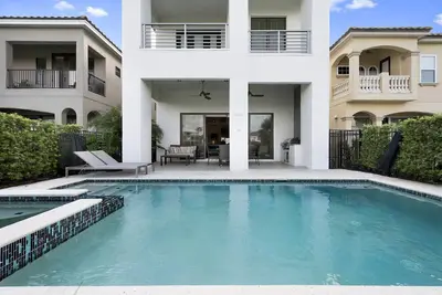 Image de Luxe moderne | 5 Bed Villa West face à piscine privée et spa, salle de jeux et d'arcade