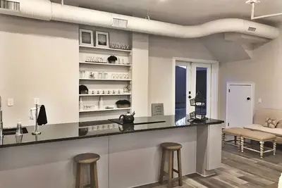 Image de Historic downtown home a block from king st and 10-15 mins to the beach!