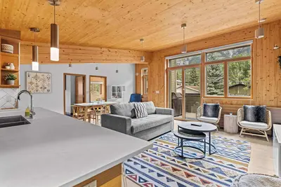 Image de Pyrenees #202 - Leed Gold Certified!