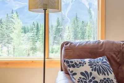 Image de \"Spring Creek Serenity\" at Rundle Cliffs Lodge