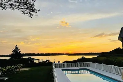 Image de Bay front Hamptons home with direct sunsets and private dock with pontoon boat