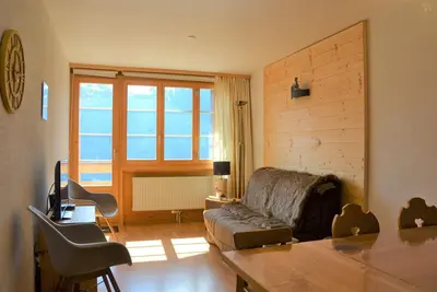 Image de Extérieur : appartement au 2ème étage d’un immeuble à l’entrée du village, pour 4 personnes, balcon