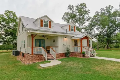 Image de Ren Farmhouse! 17 acres | Game Barn! | 10 mi to Wed Venues!