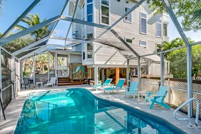Image de Serenity Now~1 Min. To Beach! -Screened-In Heated Pool-2 Carts-4&6, Island Club