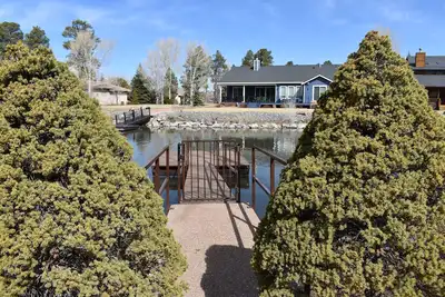 Image de Cozy and lakefront cabin on Rainbow lake, large fenced deck and 2 grills! ! !