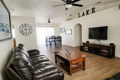Image de Cute, Clean, Cozy & Bright! Comfortably Sleeps 8 - Ample Boat/Toys Parking.