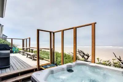 Image de Ocean Front Home on Sandy Beach! Dog Friendly! Hot Tub!