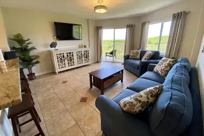 Image de Ocean Pointe - Beach, Pool, Tennis, Marina, Gigabit Internet and Next Gen Xbox!