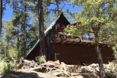Image de rustic a frame cabin in woods