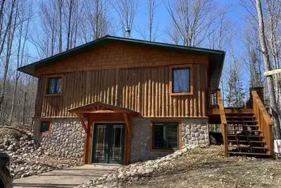 Image de Beautiful log cabin on the Pendleton Creek!