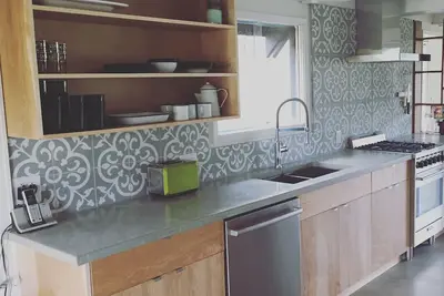 Image de Cabine A-Frame moderne sur le vignoble Lakefront Organic dans l'Okanagan