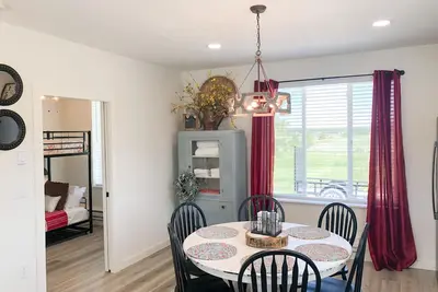 Image de Enjoy country living in this charming farmhouse guest cottage