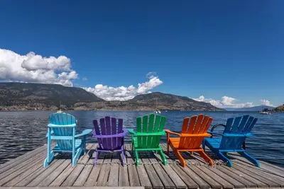 Image de Lake Front Downtown Kelowna  home With beautiful dock