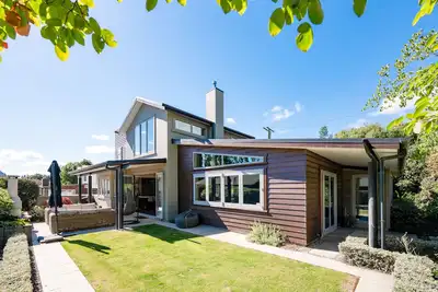 Image de Large Luxury Lakefront Home.