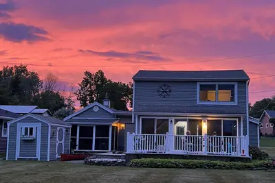 Image de 3 bedroom waterfront house with large yard and Gorgeous view of Braddocks Bay