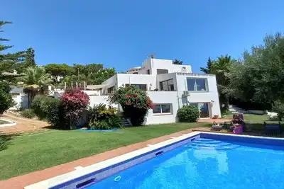 Image de Grande villa avec piscine privée à 5mn à pied de la plage de Barcelone