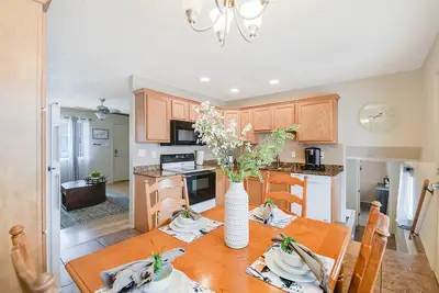 Image de Split Level Luxury Luciana Near the Foothills